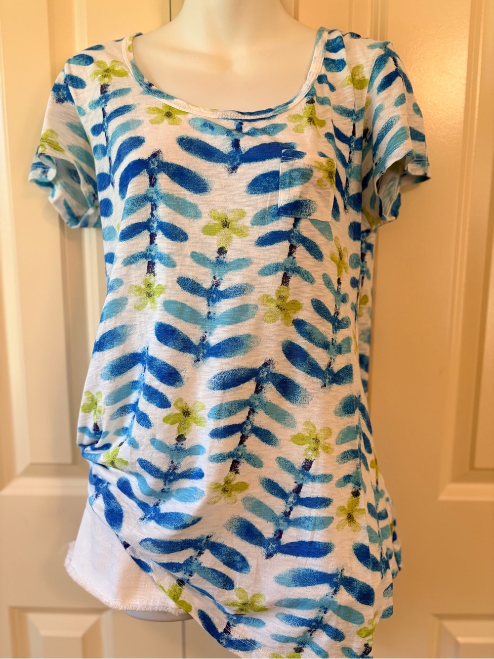 Women’s Blue & White Floral Print Short Sleeve Top, size S